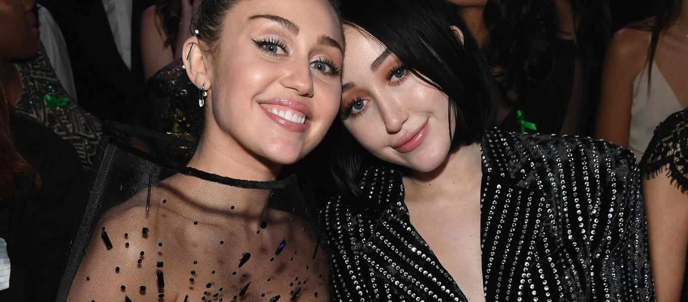 Η αδελφή της Miley Cyrus αναστατώνει με το αποκαλυπτικό της κορμάκι (φώτο)